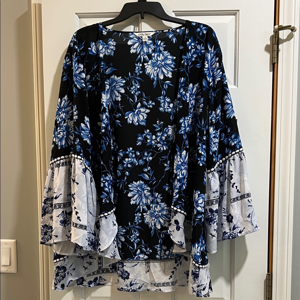 Pioneer Woman Blue and White Floral Duster NWT. Size L/XL.